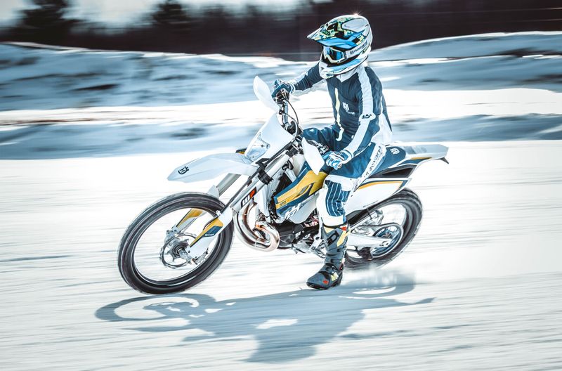 essai des pneus cloutés pour rouler sur la neige à moto