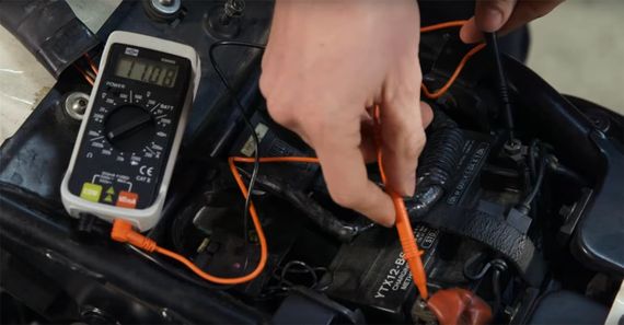 Comment tester une batterie moto avec un multimètre ?